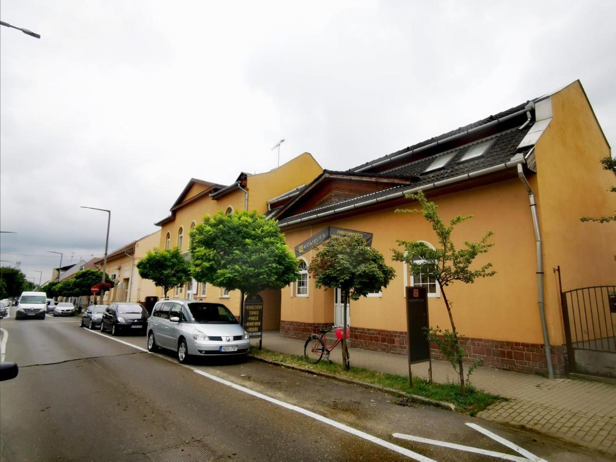 KOMPLEX -Rendezvénytermek-Panzió-Apartman-Irodák- Mateszalka Exterior foto