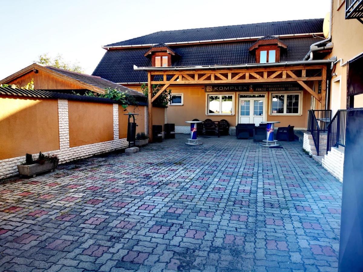 KOMPLEX -Rendezvénytermek-Panzió-Apartman-Irodák- Mateszalka Exterior foto