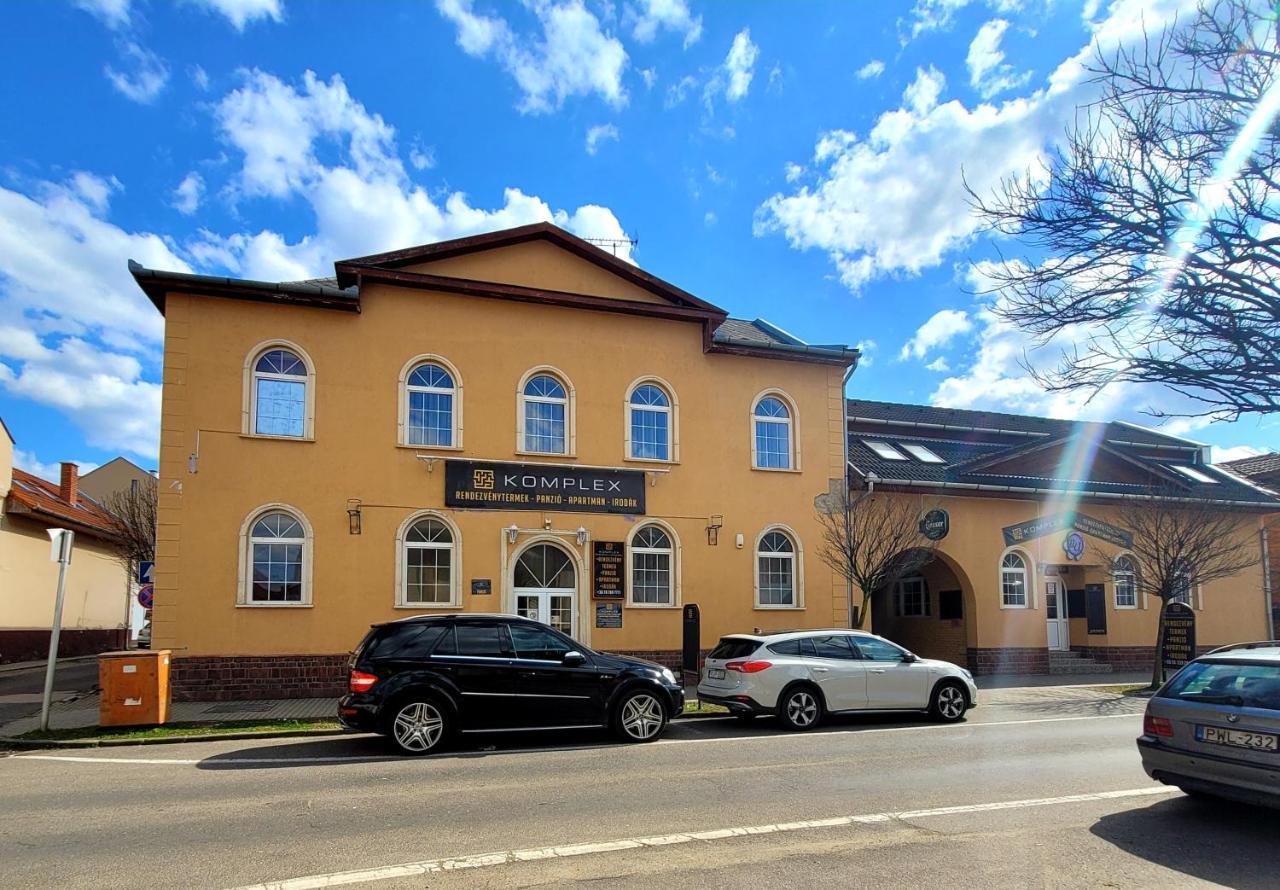 KOMPLEX -Rendezvénytermek-Panzió-Apartman-Irodák- Mateszalka Exterior foto
